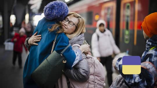 Zwei Frauen umarmen sich am Hauptbahnhof Zürich.