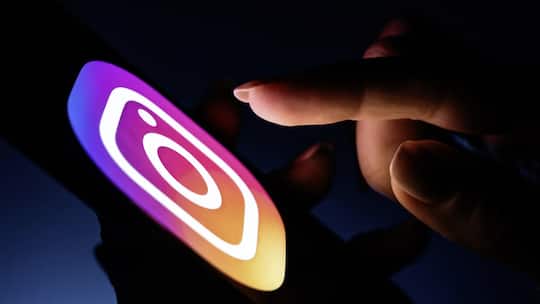 Eine Frau nutzt Instagram auf ihrem Handy.