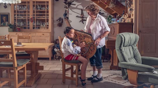 Vreni Hiltebrand und Katja beim Bandura-Spielen