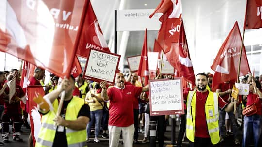 Angestellte des Flugzeugabfertigers Swissport protestieren am Samstag, 23. Juli 2022 am Flughafen Zuerich Kloten gegen die schlechten Arbeitsbedingungen bei der Bodenabfertigung.