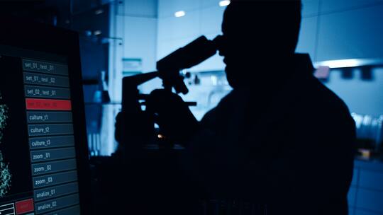 Mediziner im Labor: Ein pensionierter Arzt stellte über Jahre in seinem Keller Medikamente her. Nun hat ihn Swissmedic per Strafbefehl verurteilt. Es war nicht das erste Mal, dass der Mann mit der Arzneimittelbehörde in Konflikt geriet.