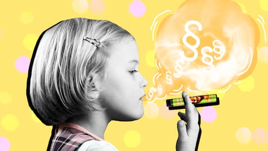 Mädchen raucht E-Zigarette mit aufsteigendem Rauch.