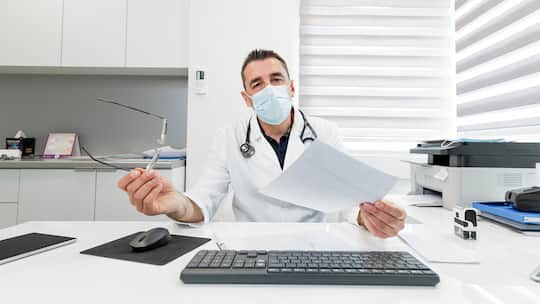 Arzt mit Dokument in der Hand