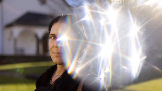 Silvia Eyer, Gemeinderaetin (SP) und Buchautorin, posiert fuer ein Portrait im Pfarrgarten neben der Gemeindekanzlei, in Naters, Wallis, am Mittwoch, 3. Januar 2024. Silvia Eyer nahm schon als Kind Heroin und ging auf den Strich. Heute ist die Walliserin der lebende Beweis, dass auch vermeintlich hoffnungslose Faelle den Weg zurueck in ein geregeltes Leben finden koennen. (Foto: Dominic Steinmann)