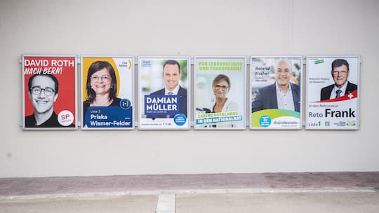 Sechs Wahlplakete von sechs verschiedenen Parteien haengen an einem Gebaeude der Gemeinde Adligenswil im Kanton Luzern am Dienstag, 10. Oktober 2023. (KEYSTONE/Urs Flueeler).