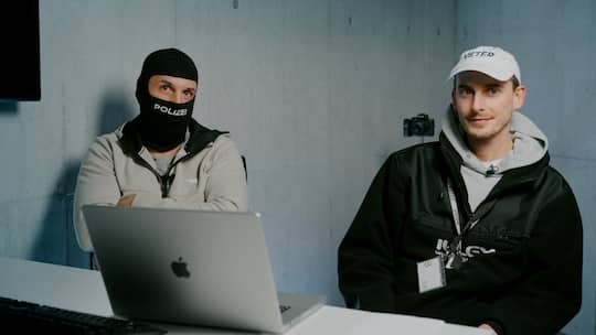 Cedric Schild (rechts) mit einem Zivilfahnder der Polizei