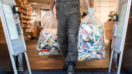 Teuerer Abfall: Mann trägt entsorgt Medikamente aus Apotheke