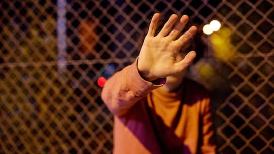 Symbolbild: Mann in Abwehrhaltung