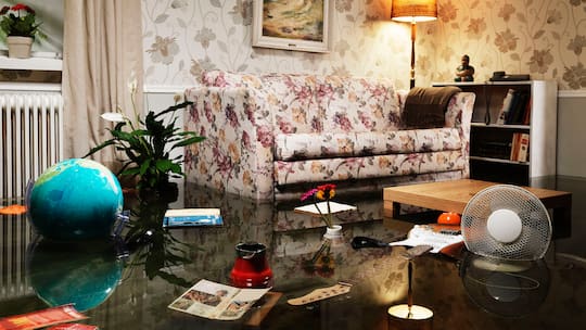Schaden in der Wohnung: Überflutetes Wohnzimmer