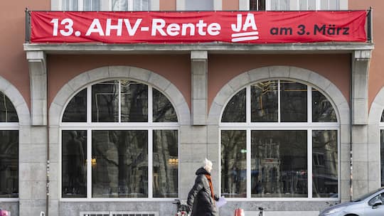 Ein Abstimmungsplakat mit der Aufschrift â13. AHV-Rente - JA am 3. Maerz, aufgenommen am Dienstag, 6. Februar 2024 haengt am Volkshaus in Zuerich. (KEYSTONE/Ennio Leanza)