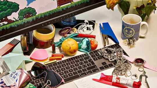 Bürotisch mit Tastatur und Nippes – Immer mehr Leute leisten nur noch Dienst nach Vorschrift. Woher diese Unverbindlichkeit bei der Arbeit kommt