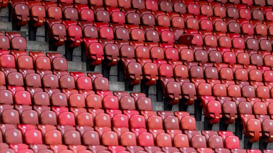 Leeres Fussballstadion: Fussball, Fans und Gewalt: Sektor gesperrt – gibt es Geld zurück?