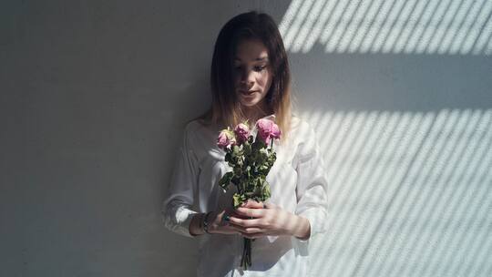 Frau mit welkem Blumenstrauss