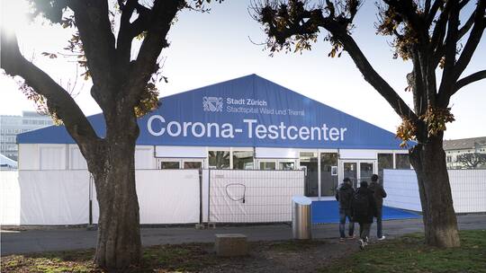 Das durch das Stadtspital Triemli und Waid im Auftrag der Gesundheitsdirektion Zuerich neu eroeffnete Testzentrum auf dem Kasernenareal am Montag, 9. November 2020, in Zuerich. (KEYSTONE/Gaetan Bally)
