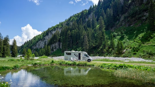 Wohnmobil an einem Bergsee