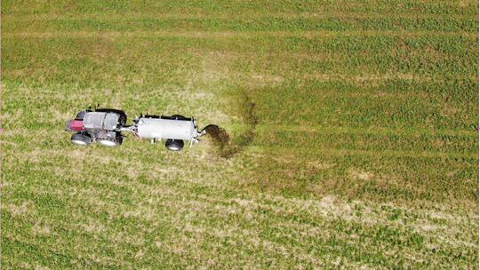 Gülle wird auf Wiese ausgebracht