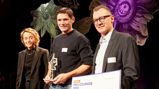 Prix-Courage-Jurypräsidentin Eveline Widmer-Schlumpf, Preisträger Thomas Zumtaugwald, Beobachter-Chefredaktor Dominique Strebel
