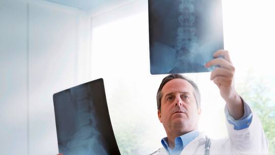 Arzt studiert Röntgenbilder