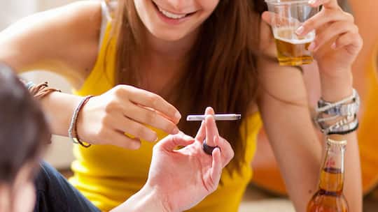 Trinkende und kiffende Jugendliche