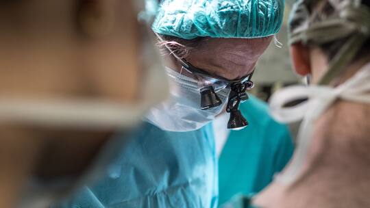 Augenarzt bei der Operation