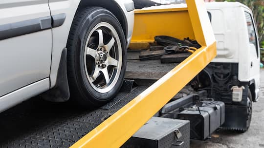 Ein Auto wird abgeschleppt.