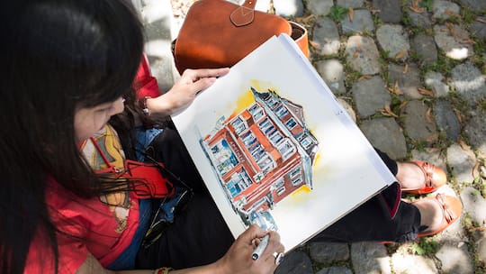 Brindarica Bose zeichnet eine Apotheke an der Landstrasse in Wettingen ab