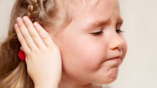 Die Ursachen und Gründe für Ohrenschmerzen sind bei Kindern zahlreich.