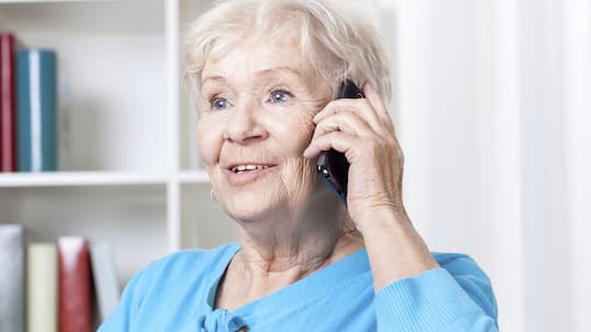 Eine ältere Frau wird am Telefon zu einem unnötigen Abo gedrängt