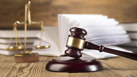 Hammerschlag eines Richters auf einem Tisch