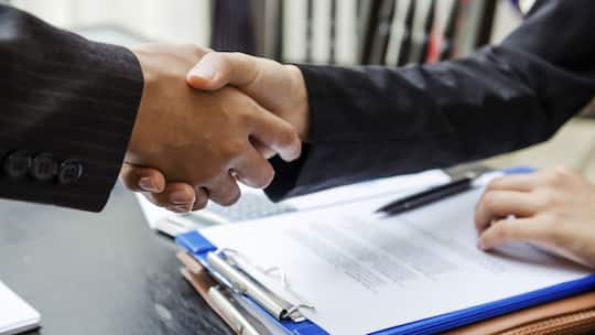 Zwei Männer einigen sich per Handschlag zu einem schriftlich unterzeichneten Vertrag. Geht es um eine Mietzinserhöhung, müssen sich Vermieterinnen an kantonale Vorschriften halten und dem Mieter ein amtliches Formular vorlegen.