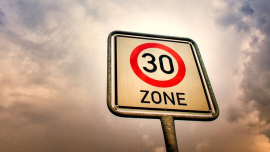 Tempo-30-Schild aufstellen