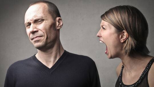 Sie steigert sich in eine Wut