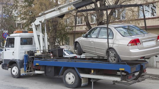 Auto steht auf eigenem Parkplatz