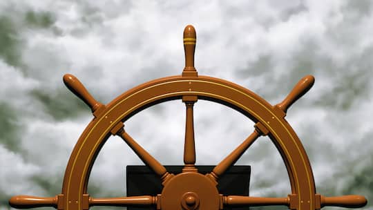 Steuerrad eines Schiffes aus Holz.