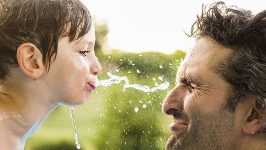Stiefvater am blödeln mit Kind