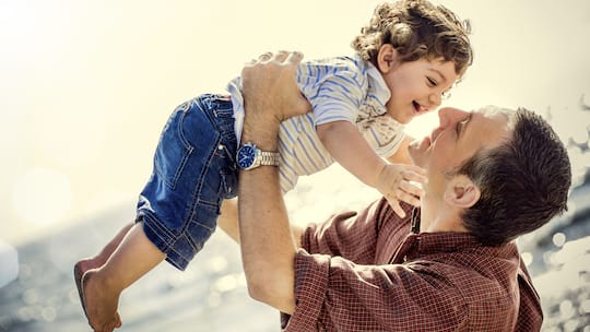 Vater spielt mit Kind