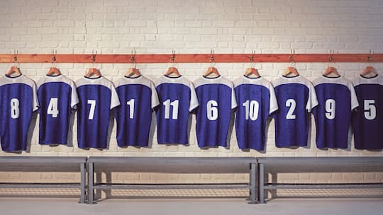 Sporttrikots hängen in einer Umkleidekabine an der Wand