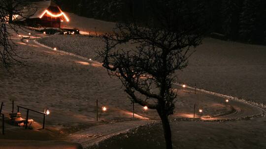 Weihnachtlich glänzt der Weg