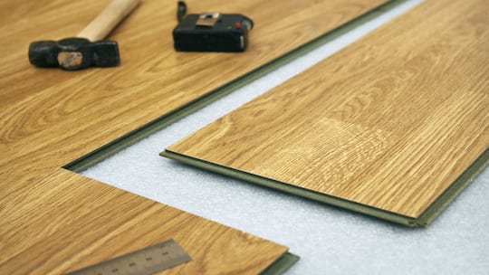 Damit man beim Bodenlegen nicht ins Schwimmen kommt