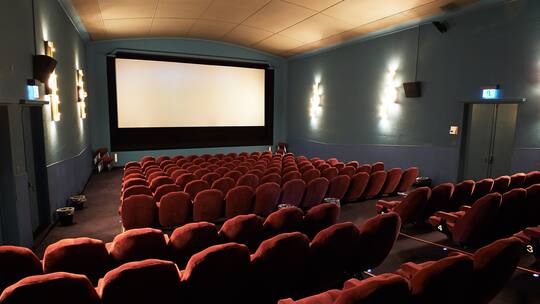 Das Kino im Dorf lassen