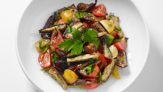 Lauwarmer Auberginensalat mit Datteln