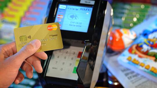 Nur mit der Karte wedeln?