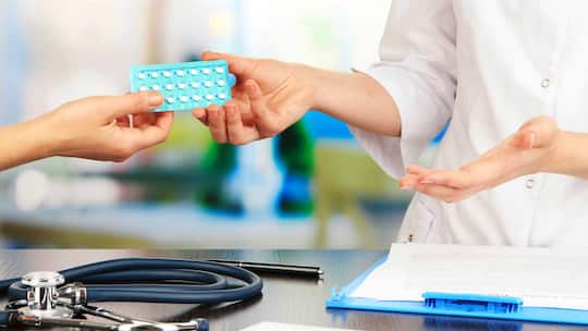 Aerztin verabreicht Anti-Baby-Pille an junge Frau