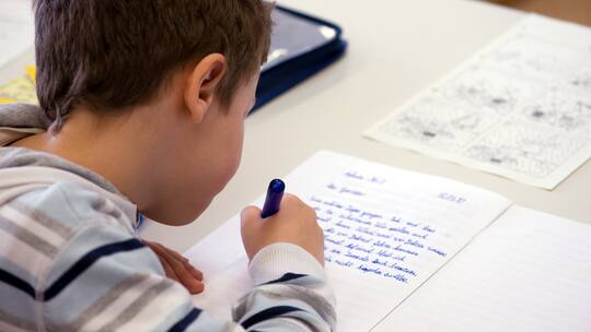 Neue Schrift hilft Buben