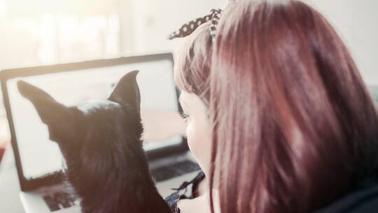 Darf er Fotos von mir auf seine Homepage laden?