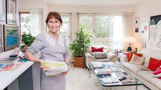 Frau fliegt aus der Wohnung