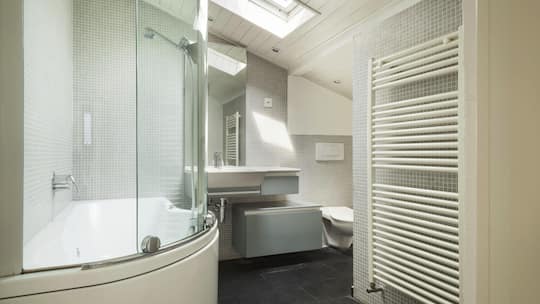 Ein Badezimmer mit Duschwanne, WC und Heizung. Stimmt es, dass bei einem mündlichen Mietvertrag keine Nebenkosten geschuldet sind?