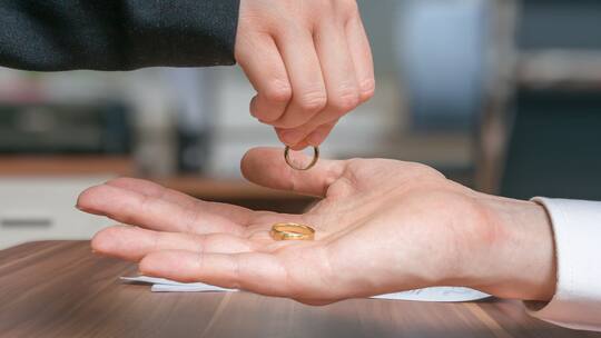 Nach Trennung Schmuck zurückgeben?