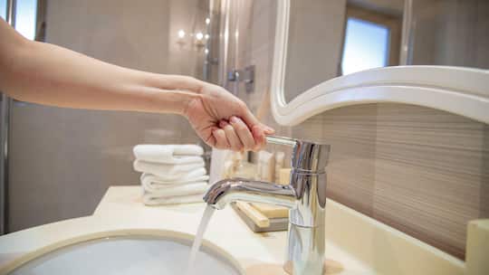 Wasserhahn mit fliessendem Wasser