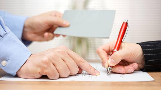 Jemand unterschreibt einen Vertrag